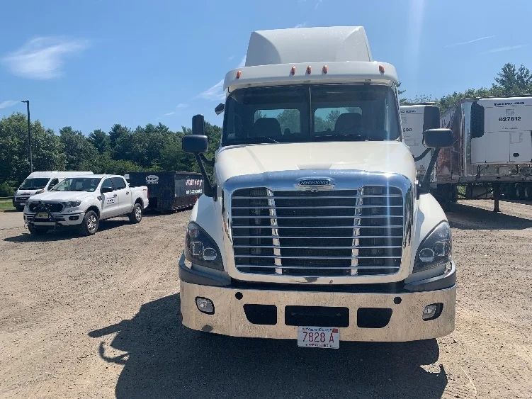 2019 Freightliner Cascadia in Franklin, MA — photo 2