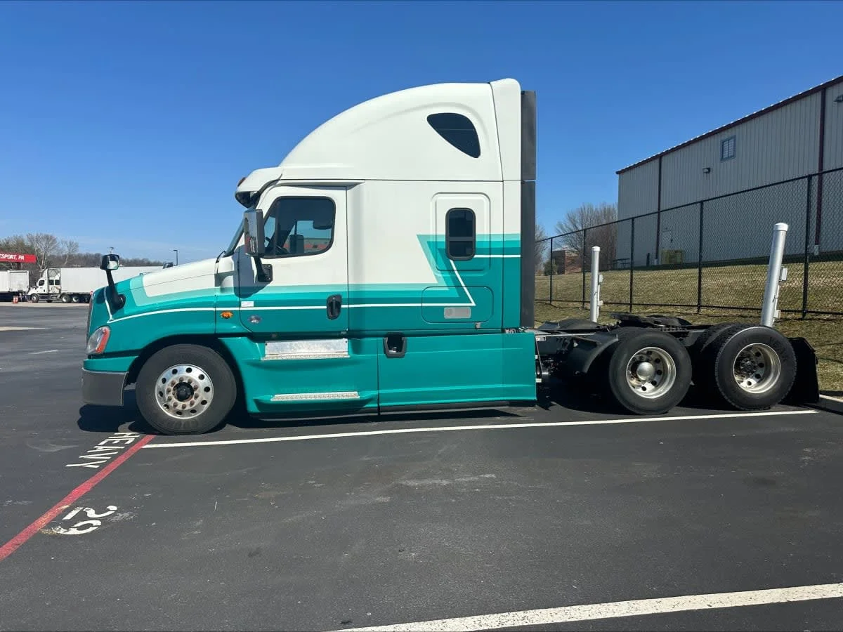 2019 Freightliner Cascadia in Allentown, PA — photo 11