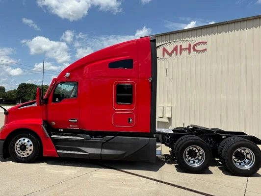 2023 Kenworth T680 in Leawood, KS — photo 12