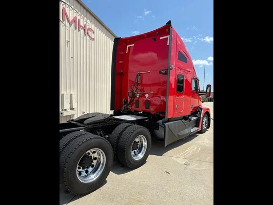 2023 Kenworth T680 in Leawood, KS — photo 6