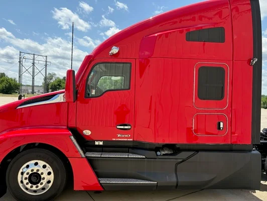 2023 Kenworth T680 in Leawood, KS — photo 10