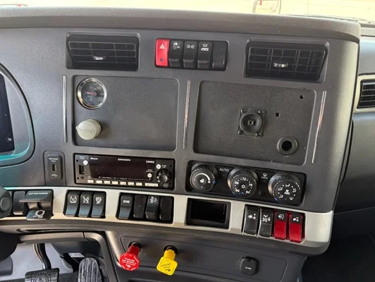2023 Kenworth T680 in Leawood, KS — photo 22