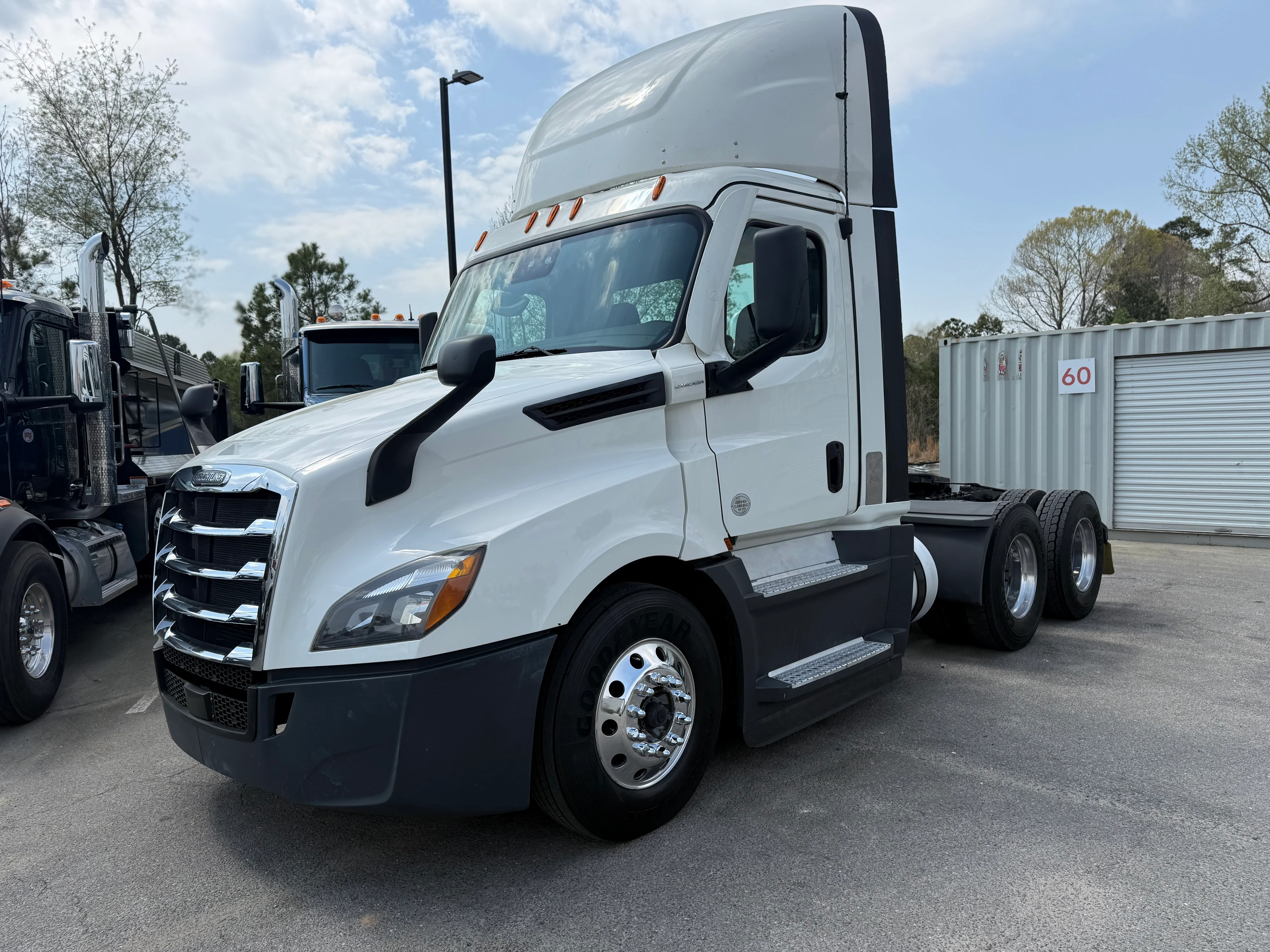 2021 Freightliner Cascadia - image 1