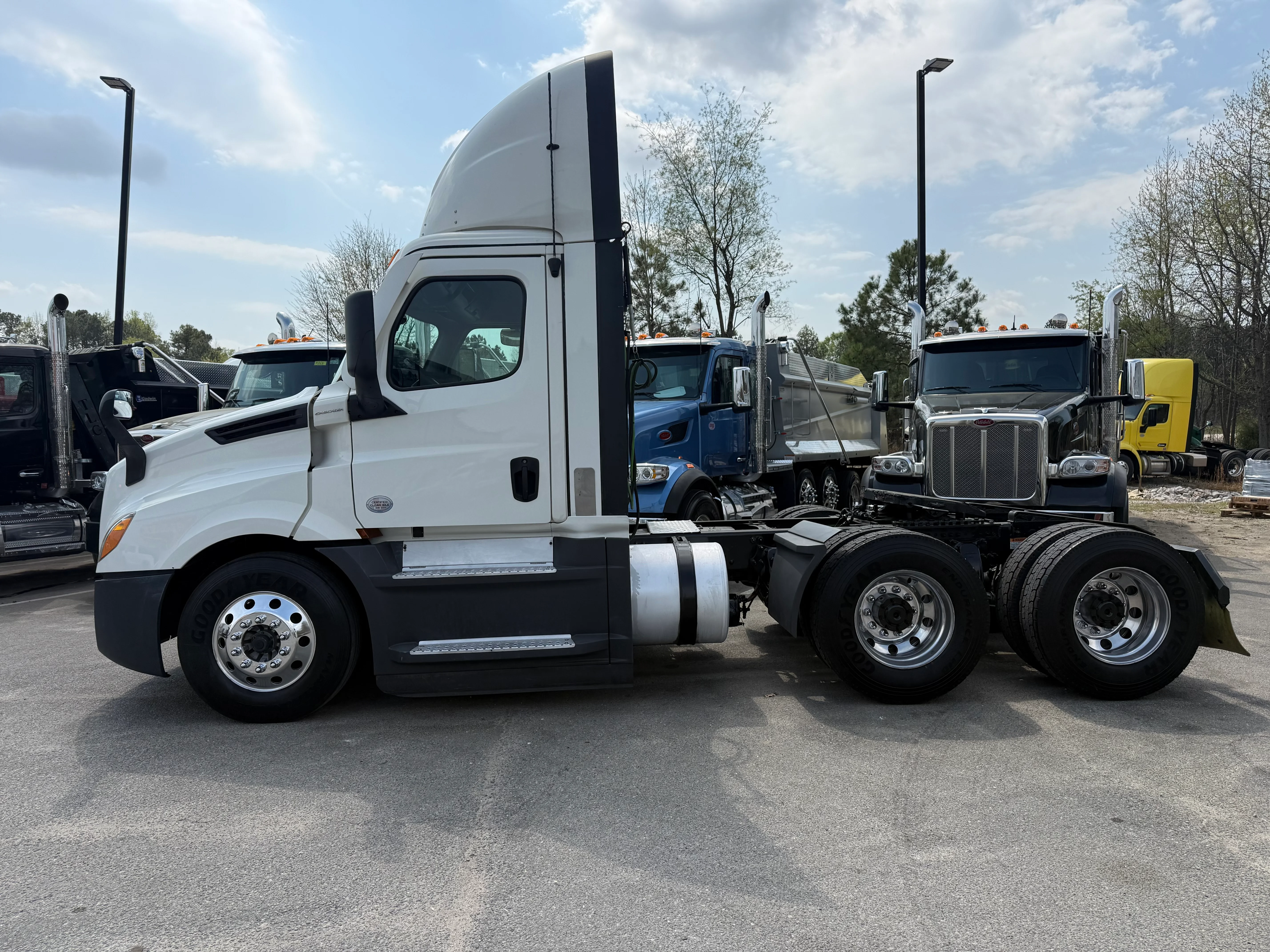 2021 Freightliner Cascadia - image 2