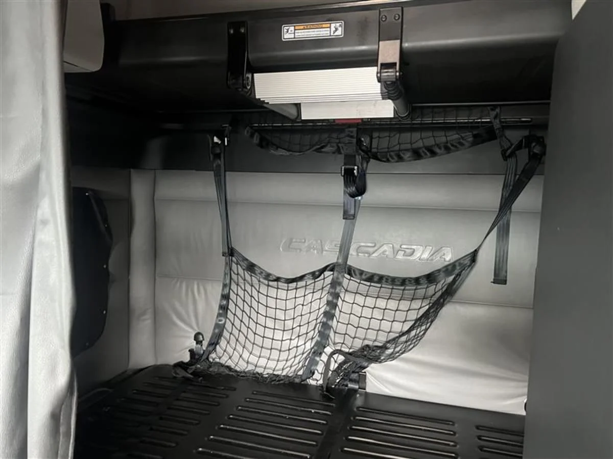 2021 Freightliner Cascadia in Beltsville, MD — photo 8