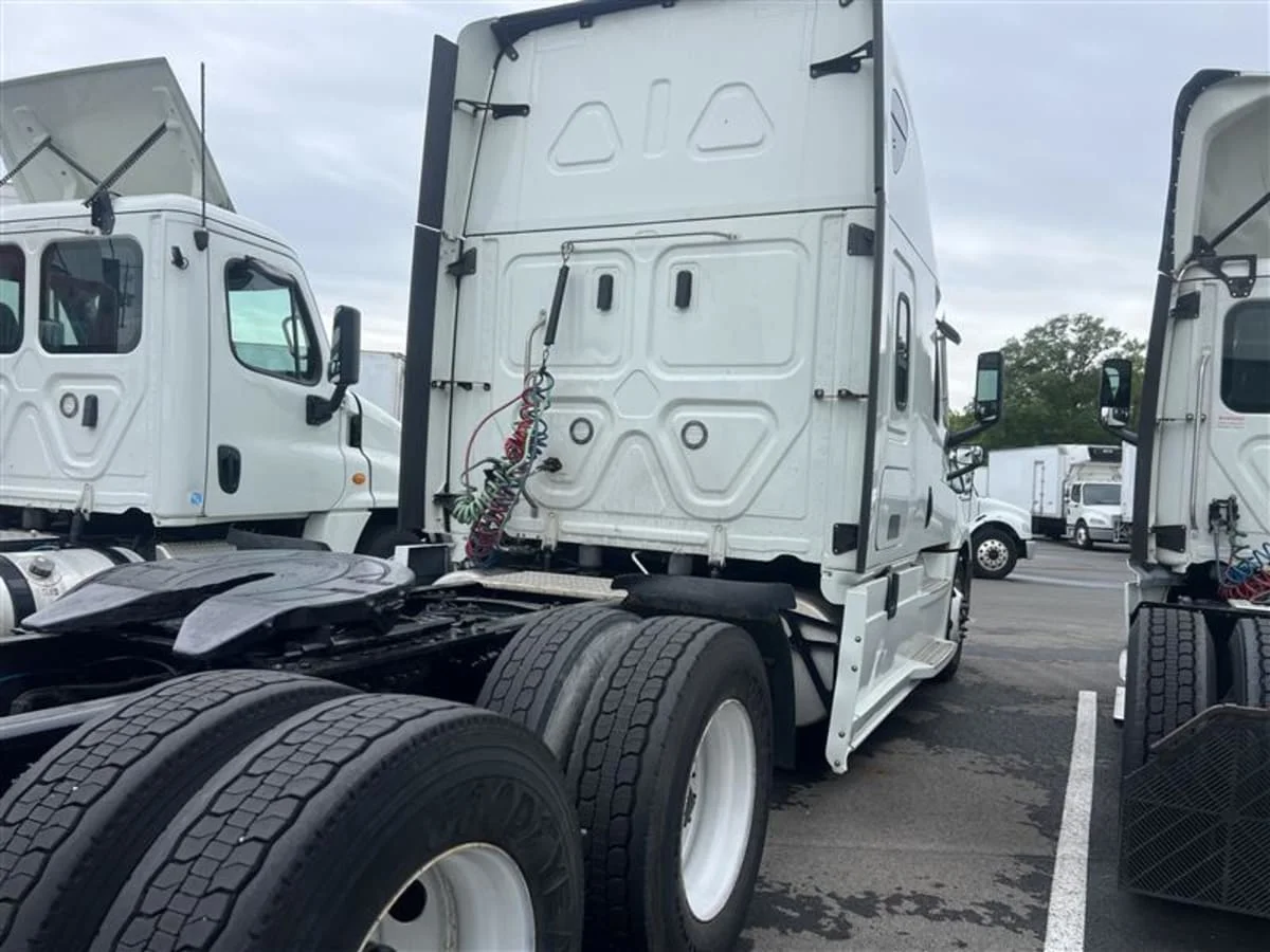 2021 Freightliner Cascadia in Beltsville, MD — photo 4