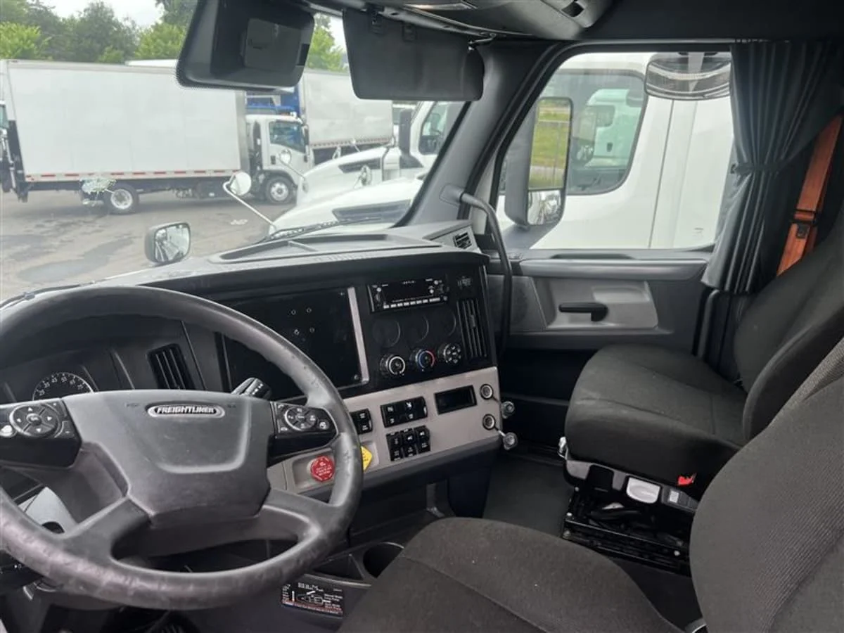 2021 Freightliner Cascadia in Beltsville, MD — photo 7
