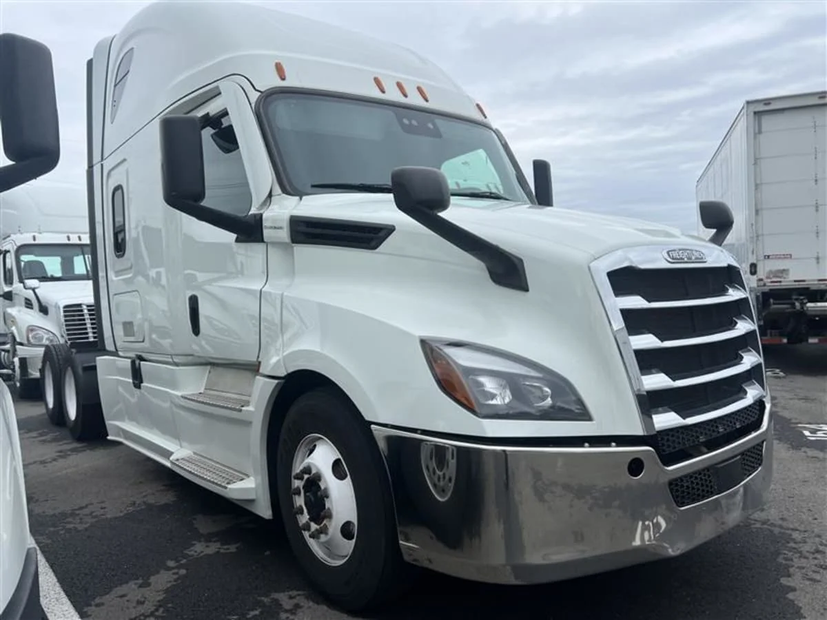 2021 Freightliner Cascadia in Beltsville, MD — photo 3