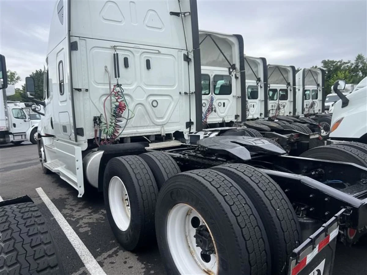 2021 Freightliner Cascadia in Beltsville, MD — photo 6