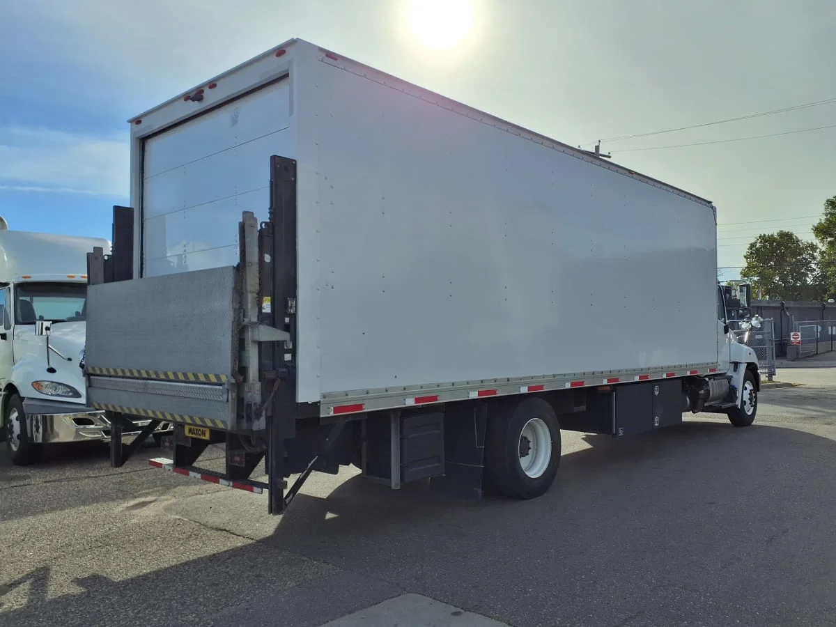 2016 Hino 338 - image 4