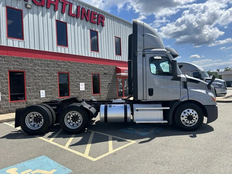 2022 Freightliner Cascadia - image 4