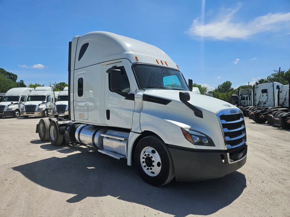 2022 Freightliner Cascadia in Orlando, FL — photo 3