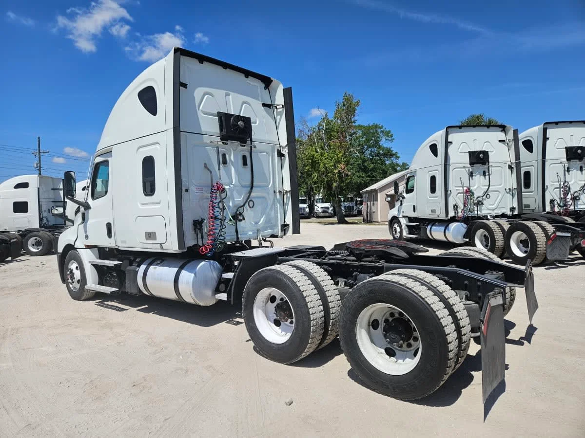 2022 Freightliner Cascadia in Orlando, FL — photo 6