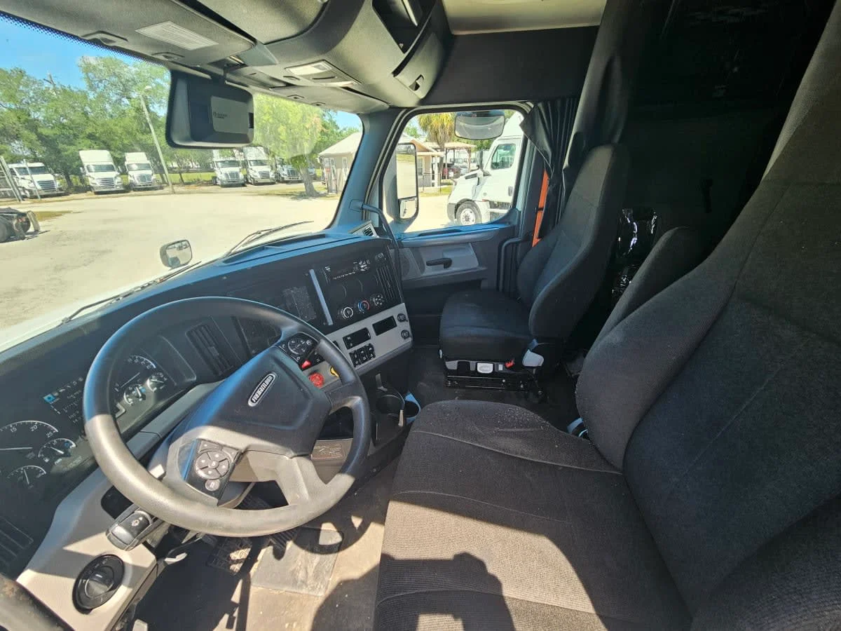2022 Freightliner Cascadia in Orlando, FL — photo 7