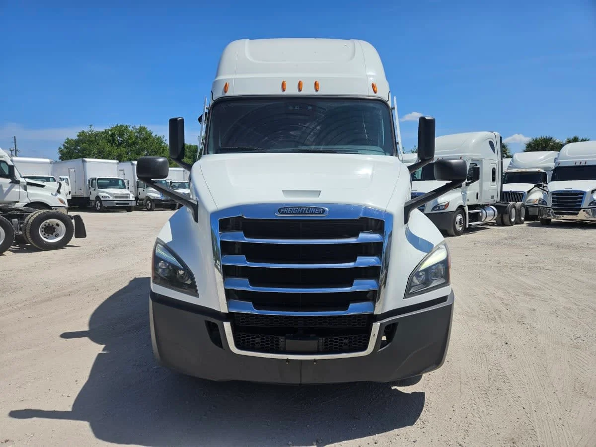 2022 Freightliner Cascadia in Orlando, FL — photo 2