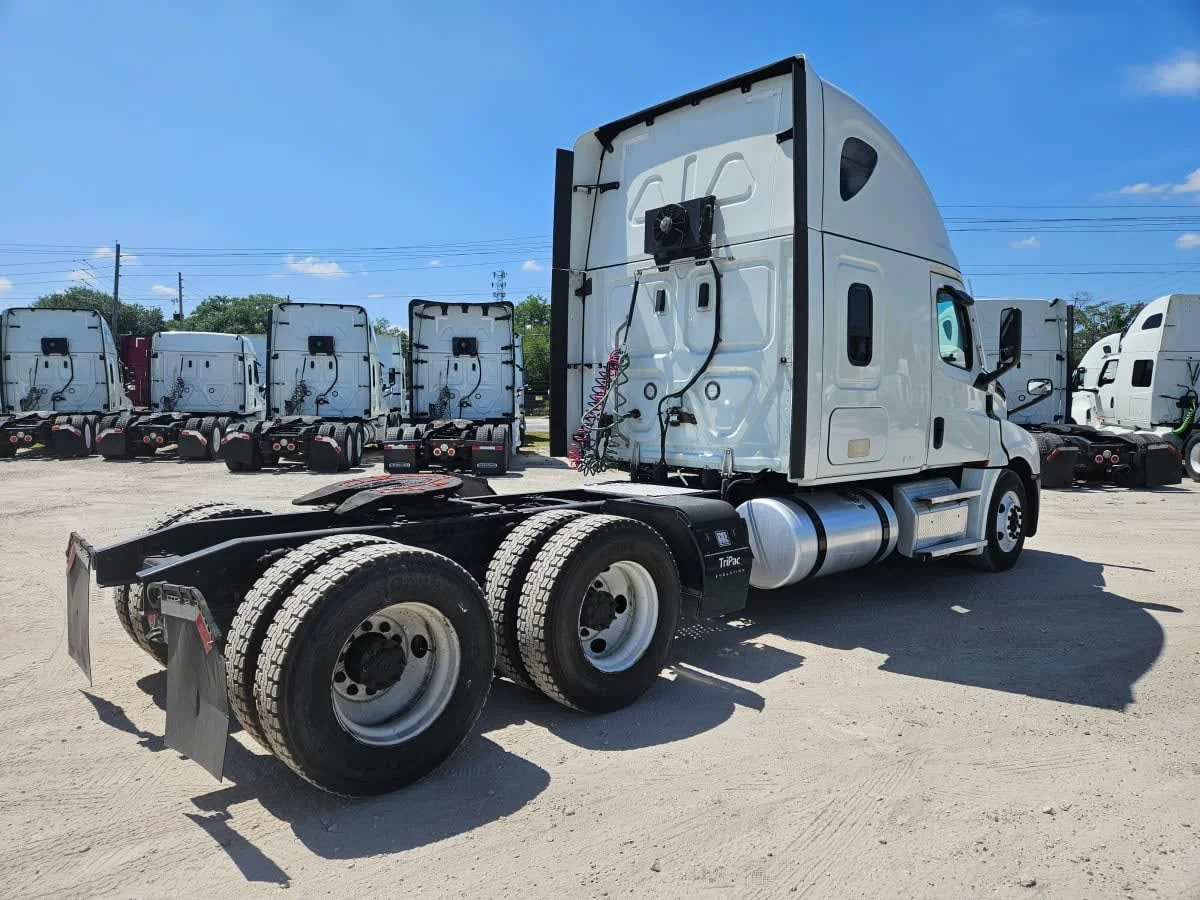 2022 Freightliner Cascadia in Orlando, FL — photo 4