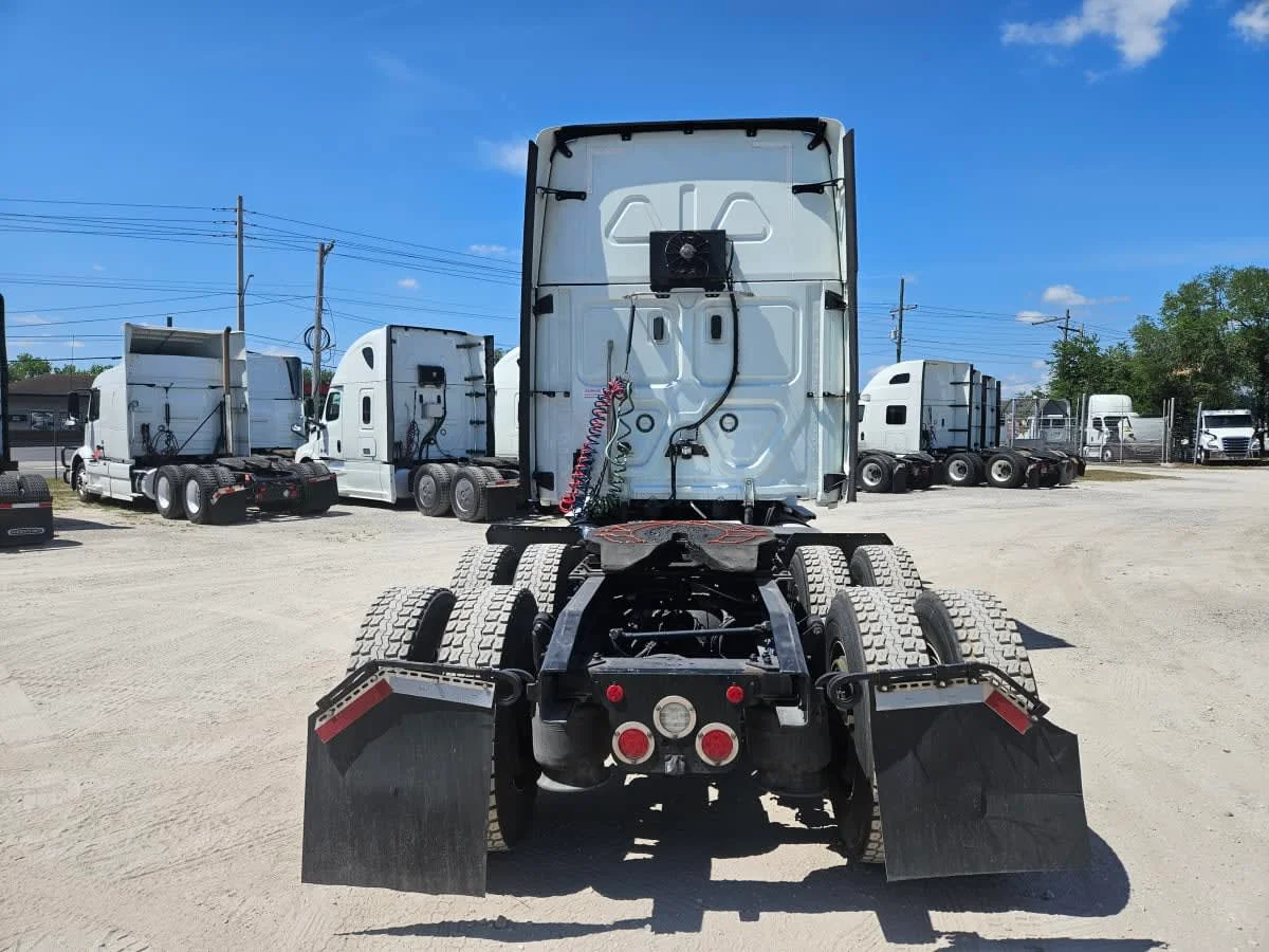 2022 Freightliner Cascadia in Orlando, FL — photo 5