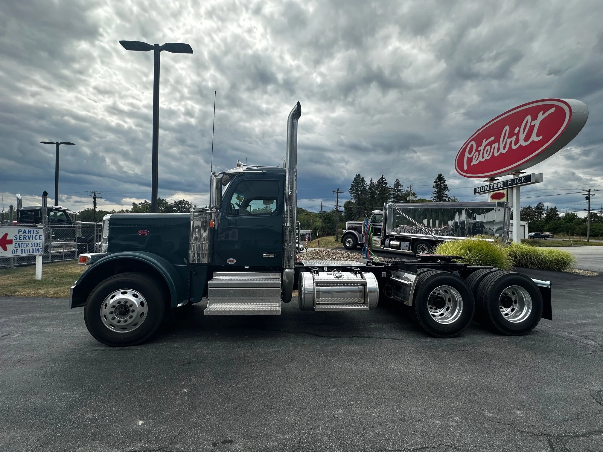 2026 Peterbilt 589 - image 2