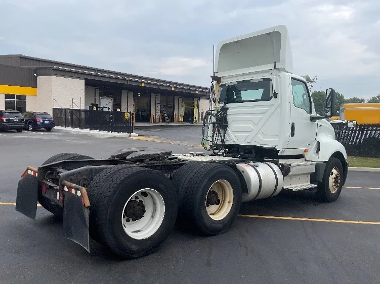 2019 International LT - image 7