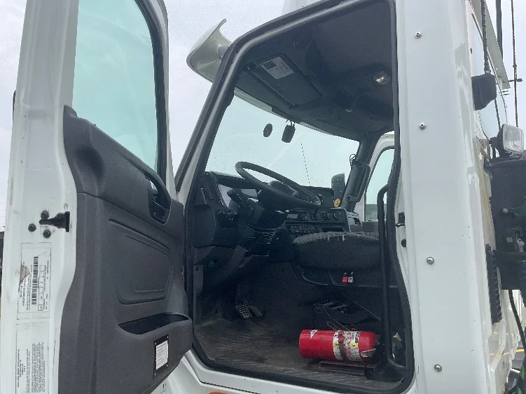 2019 International LT - image 9