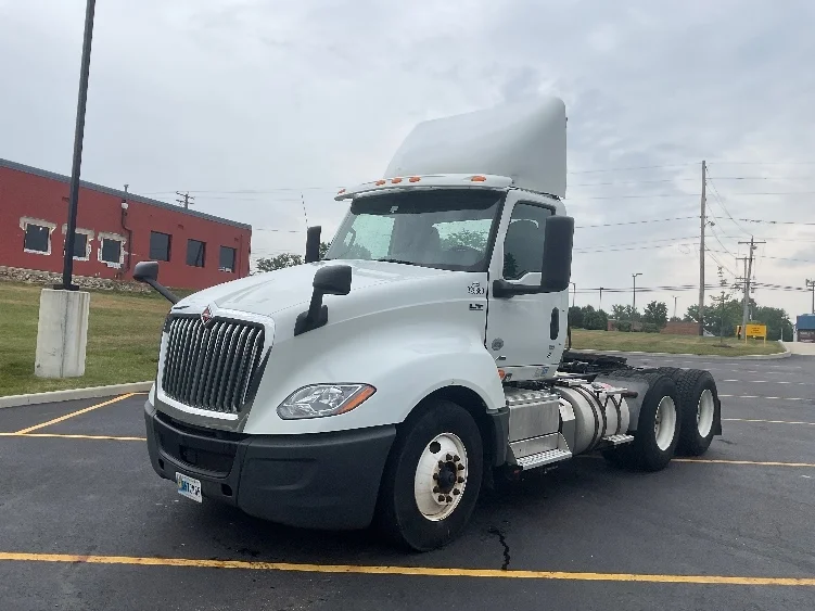 2019 International LT - image 3