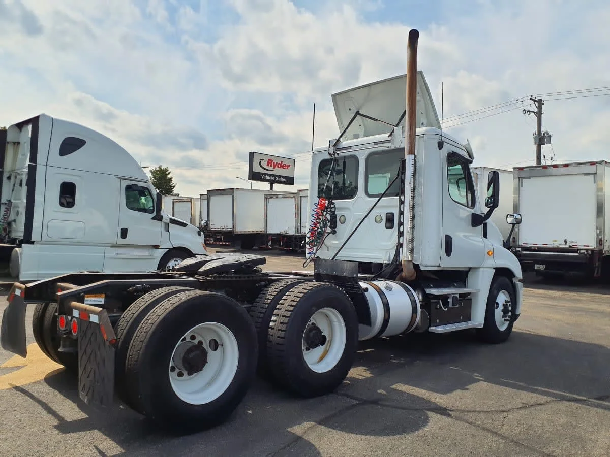 2016 Freightliner Cascadia - image 4