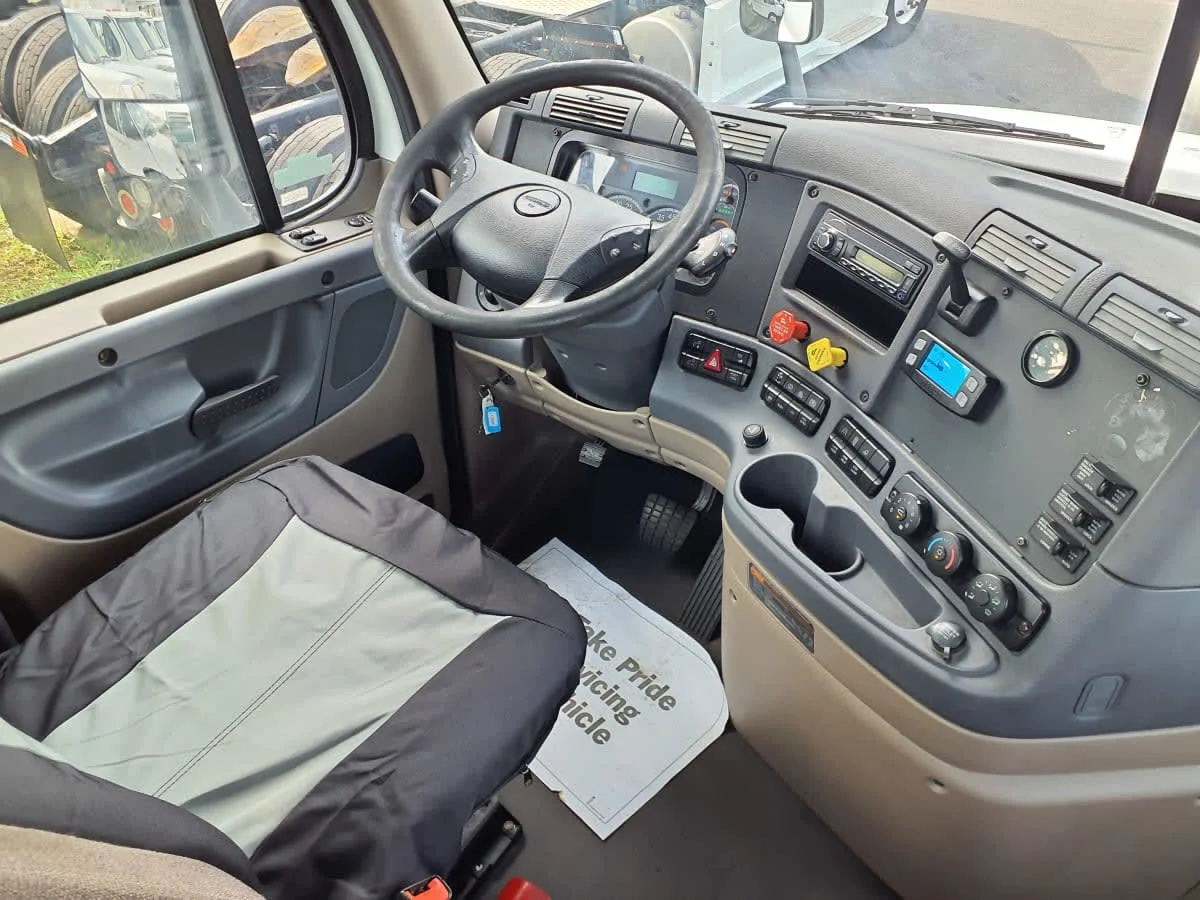 2016 Freightliner Cascadia - image 7