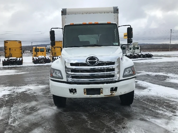 2016 Hino 268 - image 2