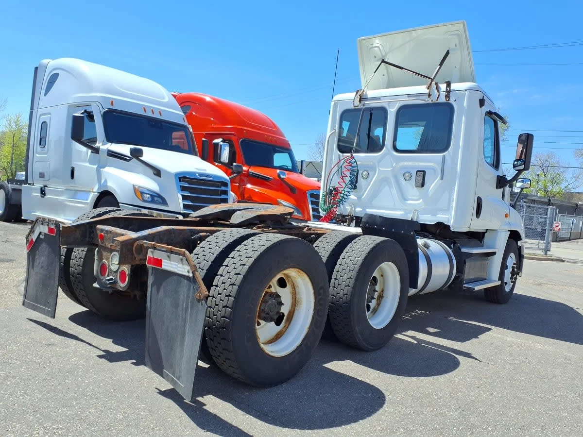2017 Freightliner Cascadia in Minneapolis, MN — photo 4
