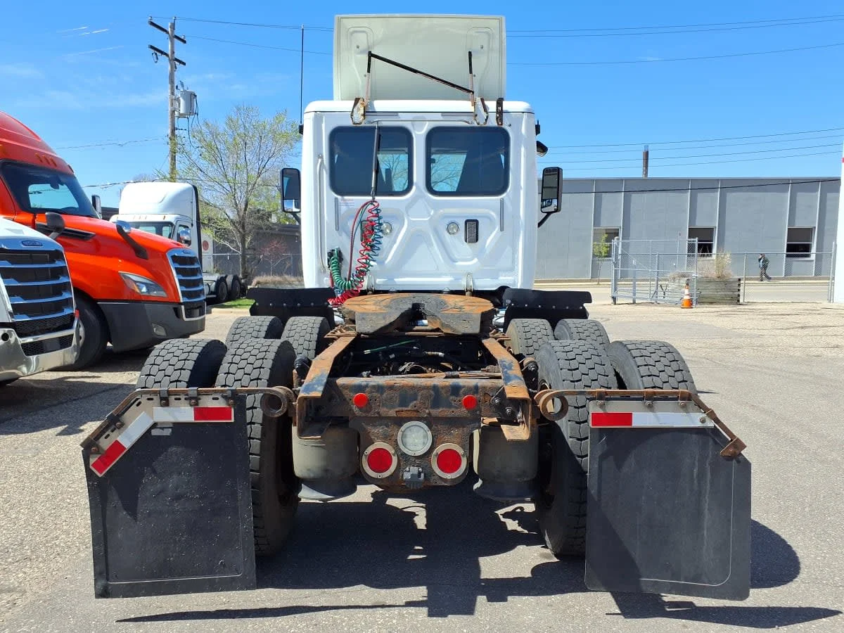 2017 Freightliner Cascadia in Minneapolis, MN — photo 5