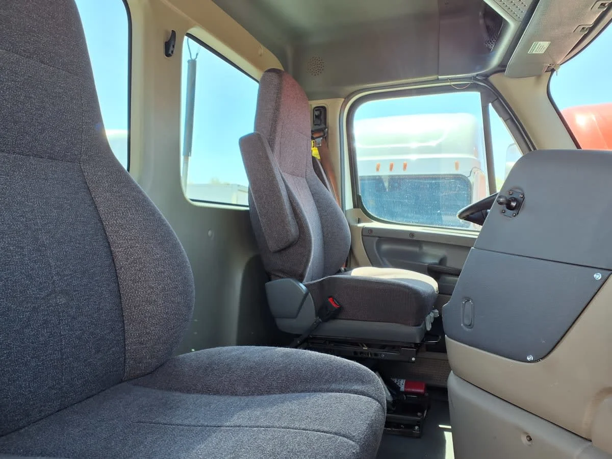 2017 Freightliner Cascadia in Minneapolis, MN — photo 7