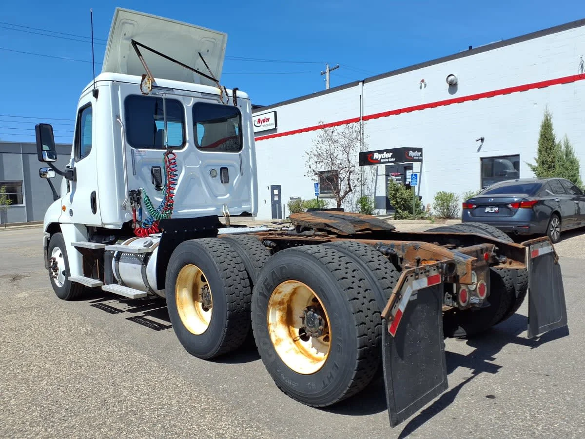 2017 Freightliner Cascadia in Minneapolis, MN — photo 6