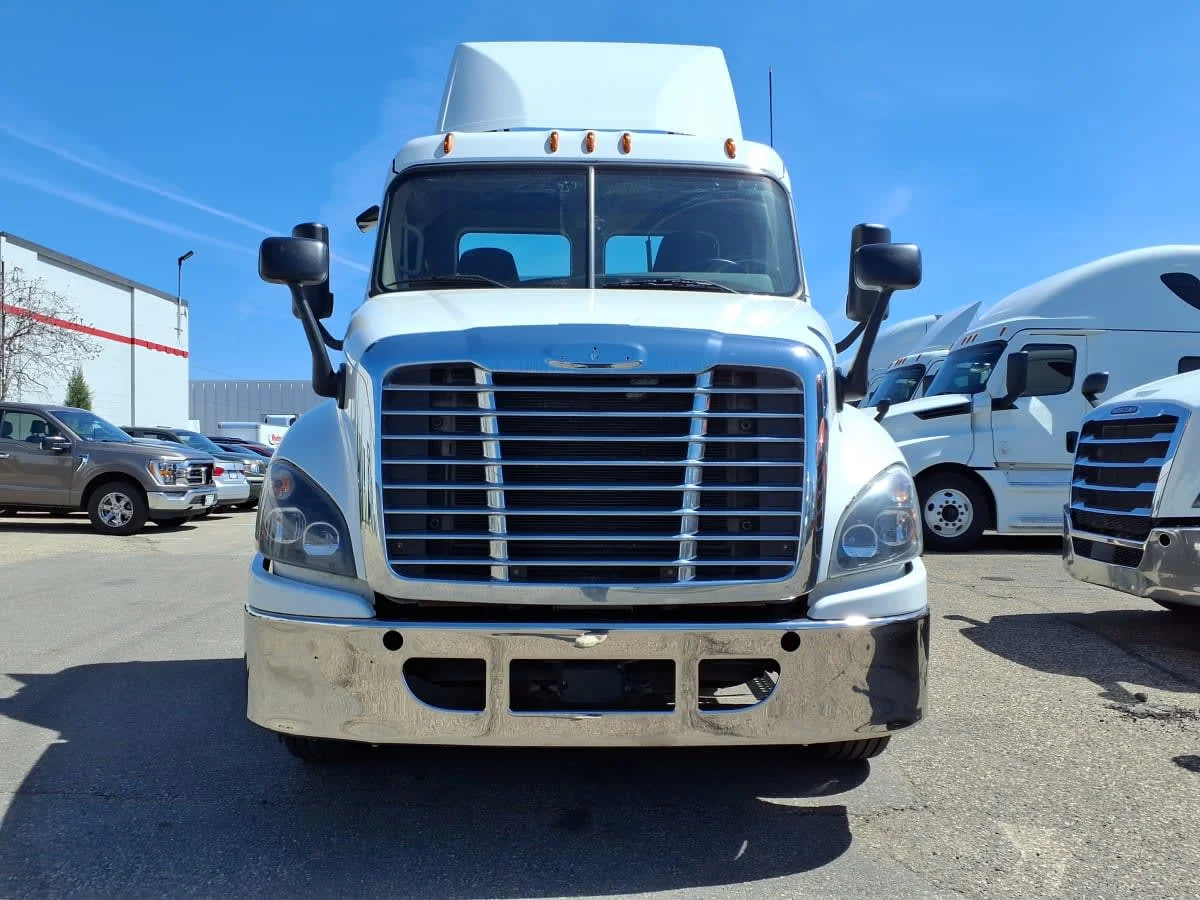 2017 Freightliner Cascadia in Minneapolis, MN — photo 2