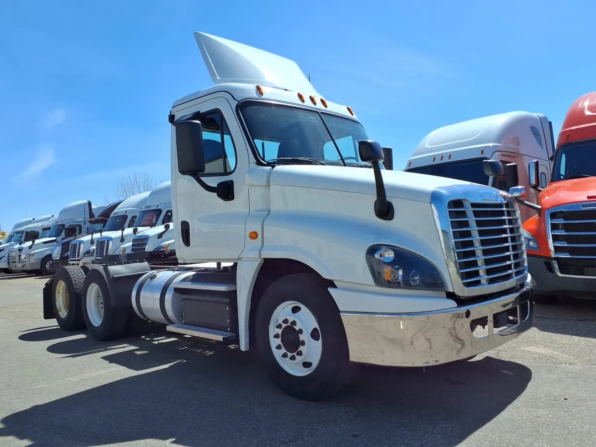2017 Freightliner Cascadia in Minneapolis, MN — photo 3