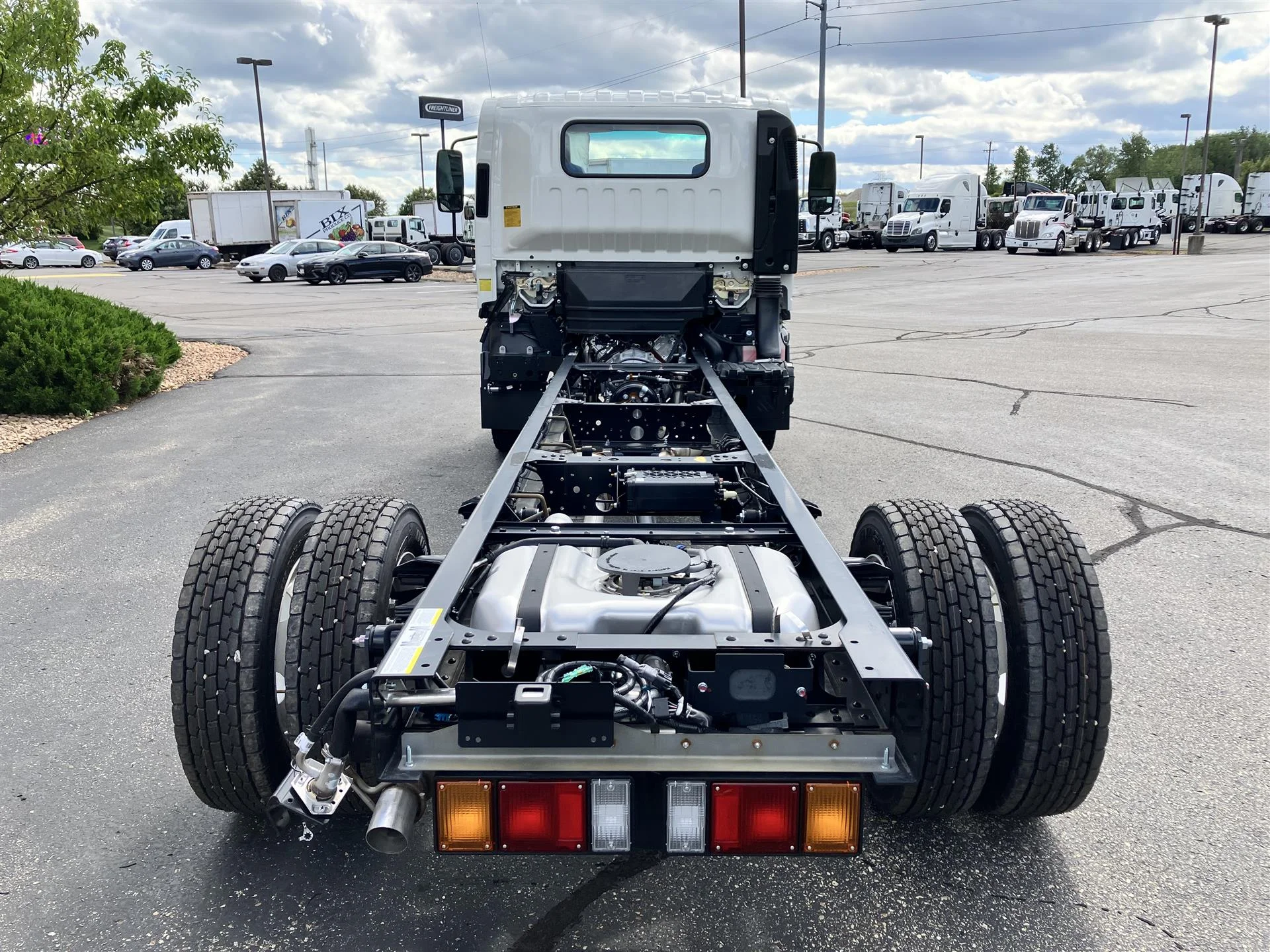 2025 Isuzu NRR - image 2