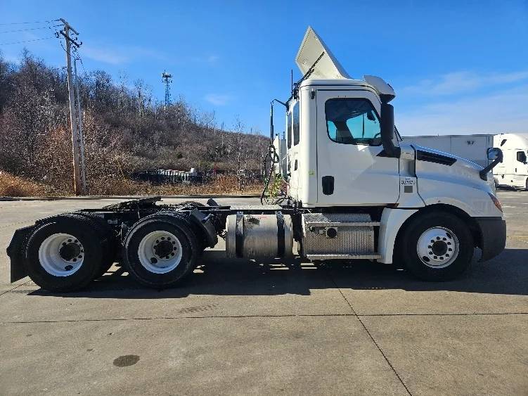 2020 Freightliner Cascadia in Moberly, MO — photo 8