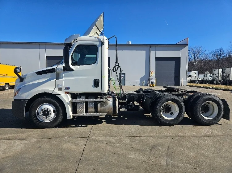 2020 Freightliner Cascadia in Moberly, MO — photo 4