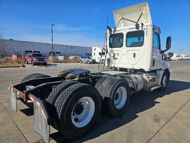 2020 Freightliner Cascadia in Moberly, MO — photo 7