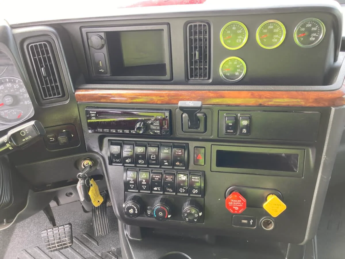 2020 International LT - image 12