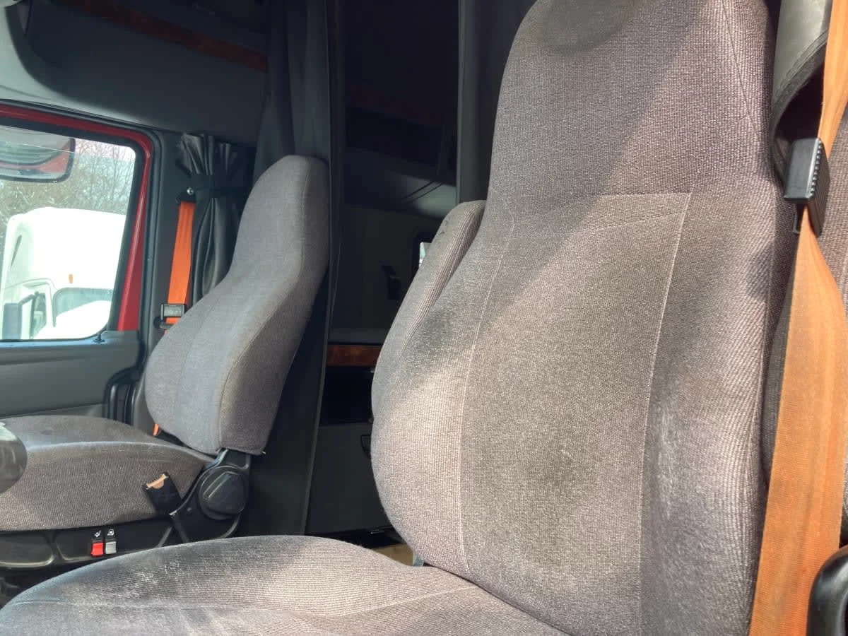 2020 International LT - image 11