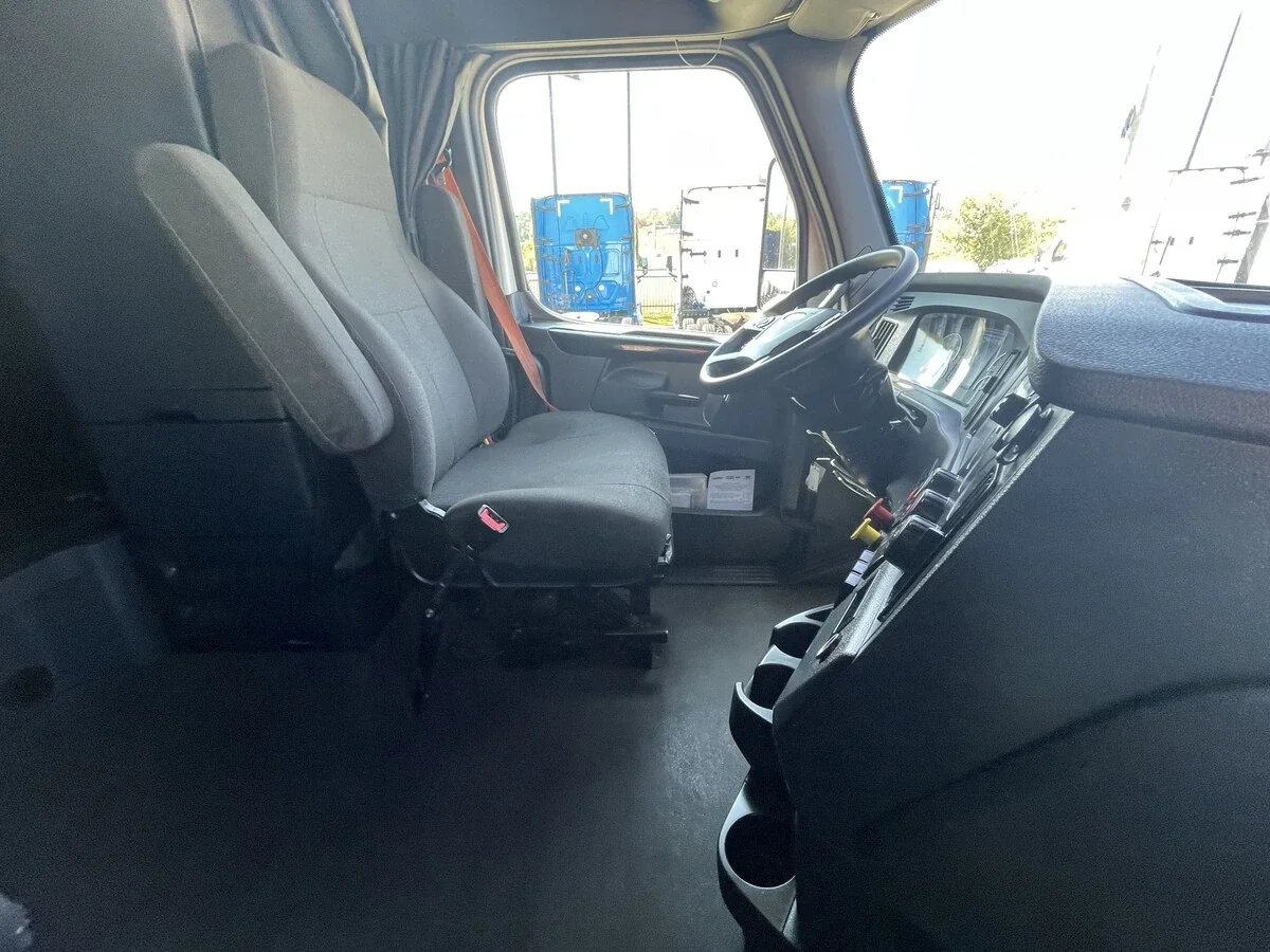 2023 Freightliner Cascadia - image 7