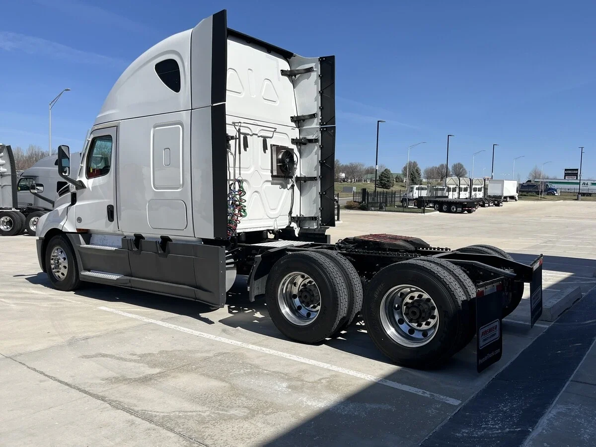2023 Freightliner Cascadia - image 12