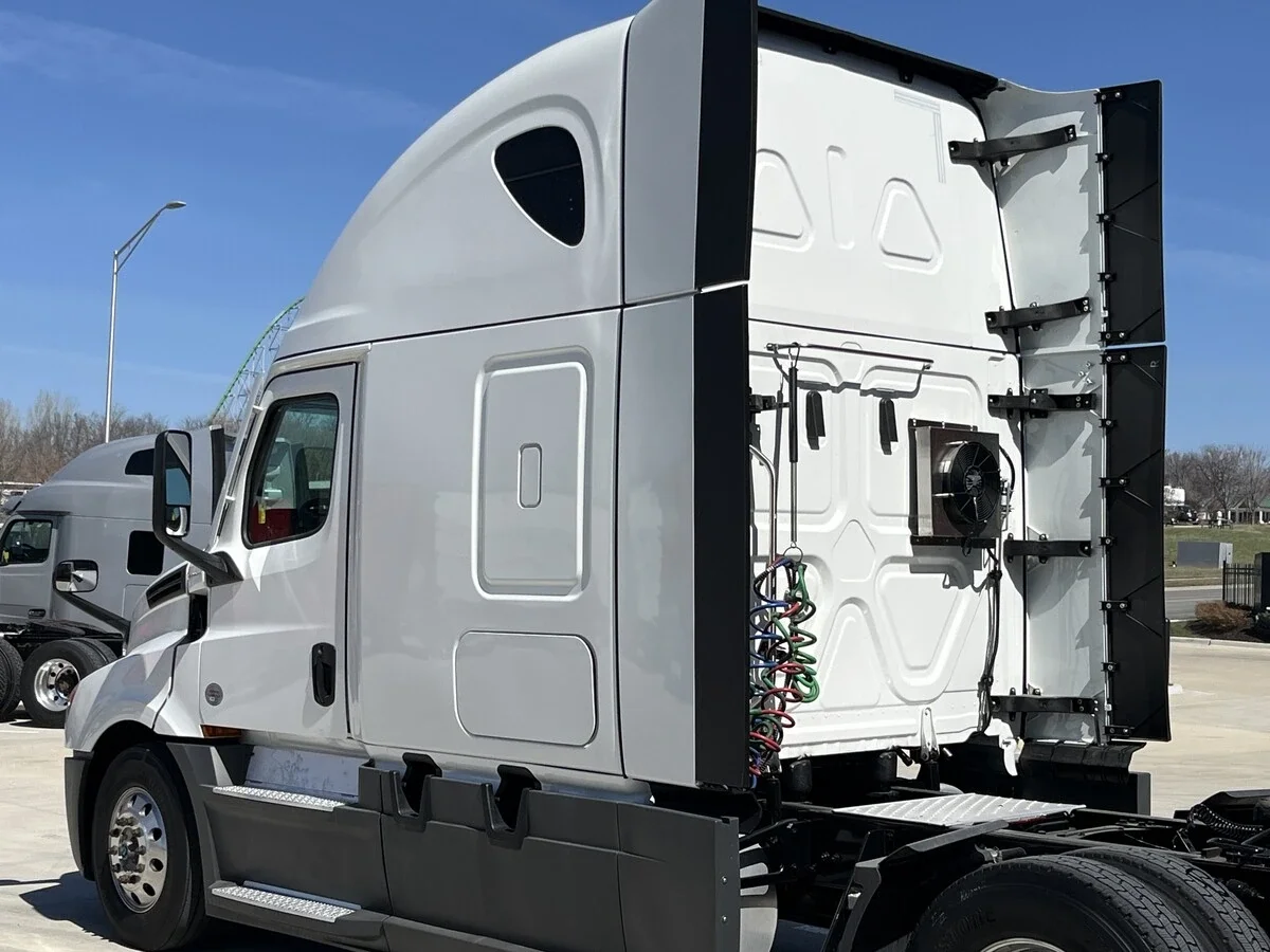 2023 Freightliner Cascadia - image 3