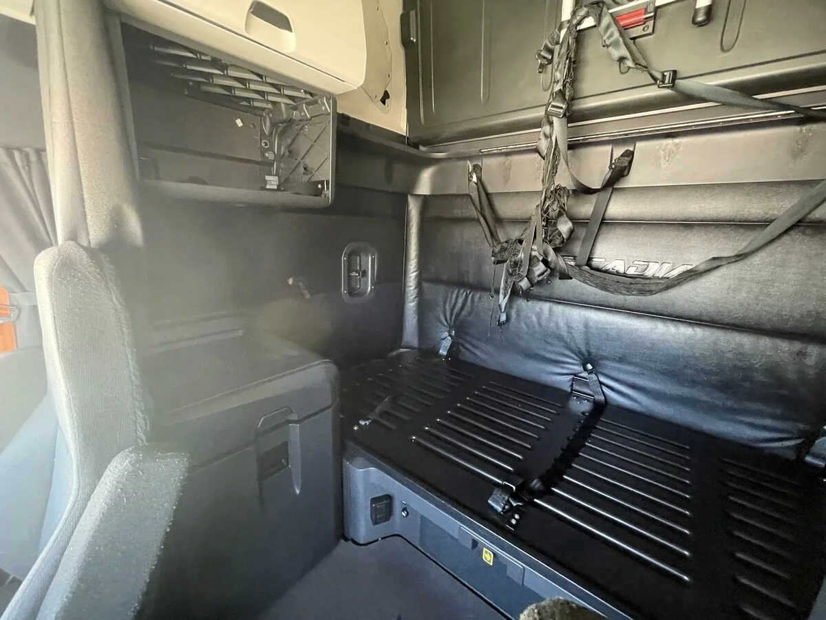 2023 Freightliner Cascadia - image 2