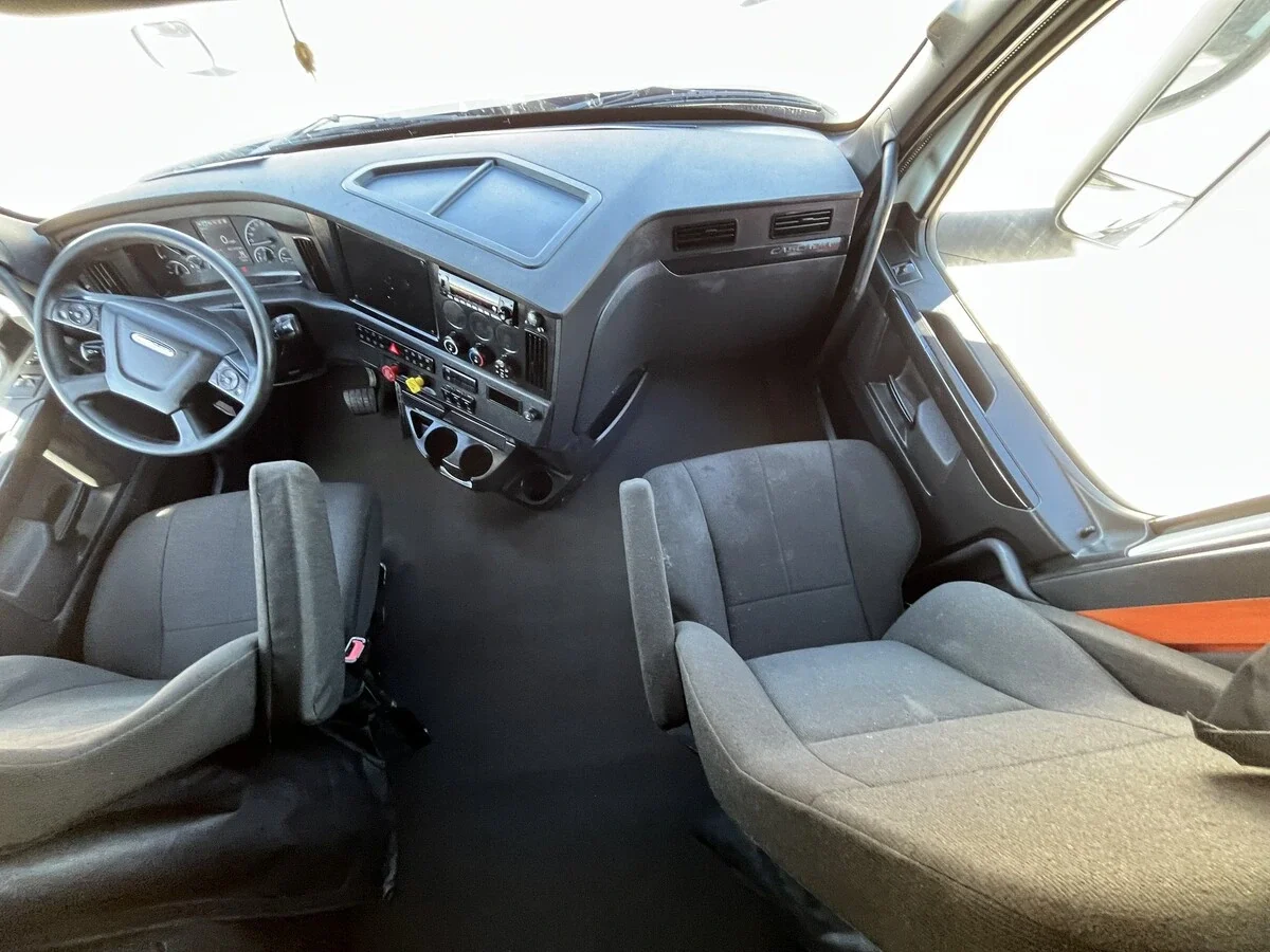 2023 Freightliner Cascadia - image 34