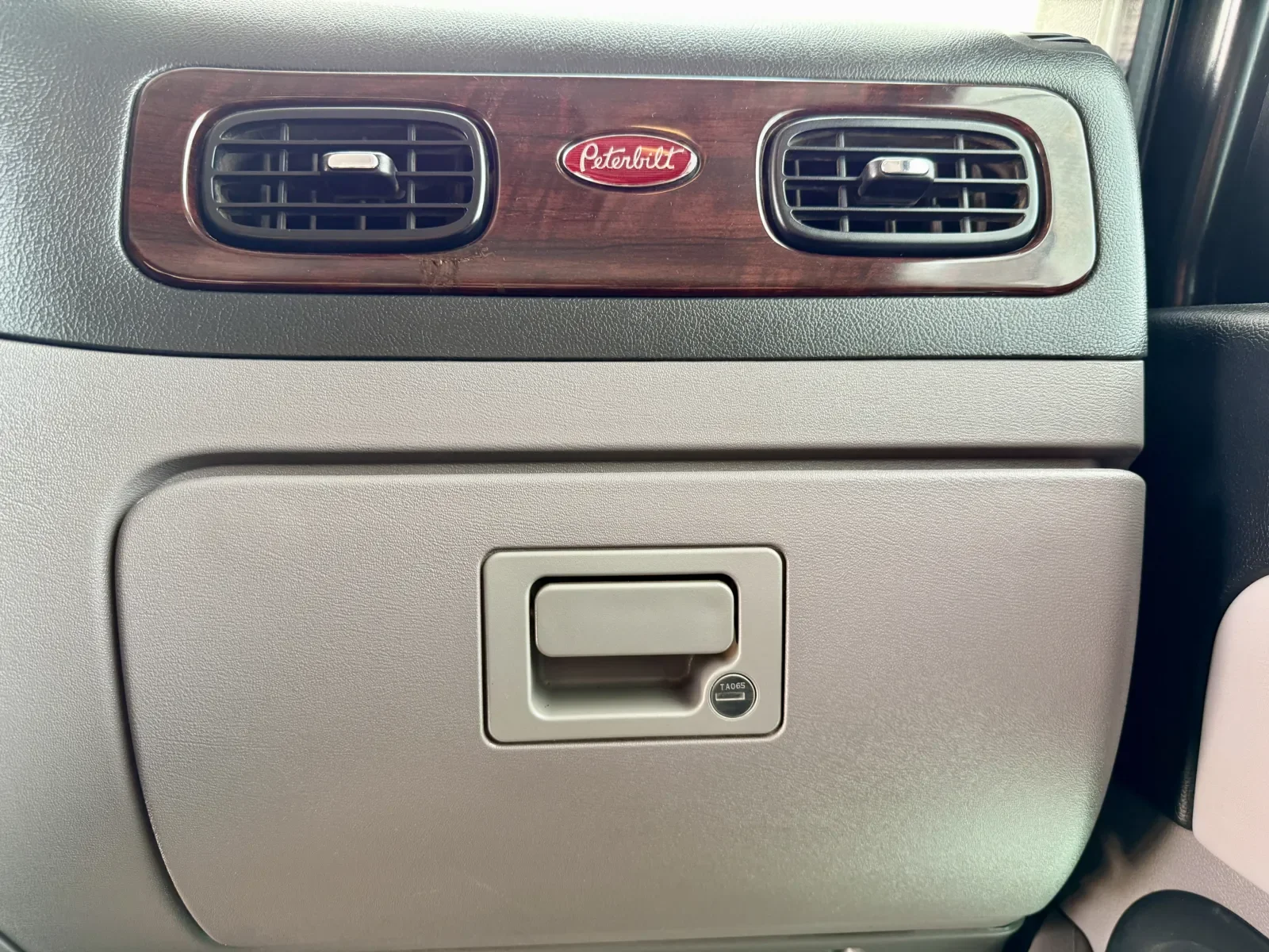 2014 Peterbilt 389 - image 19