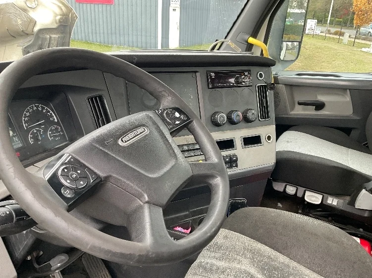 2019 Freightliner Cascadia - image 10