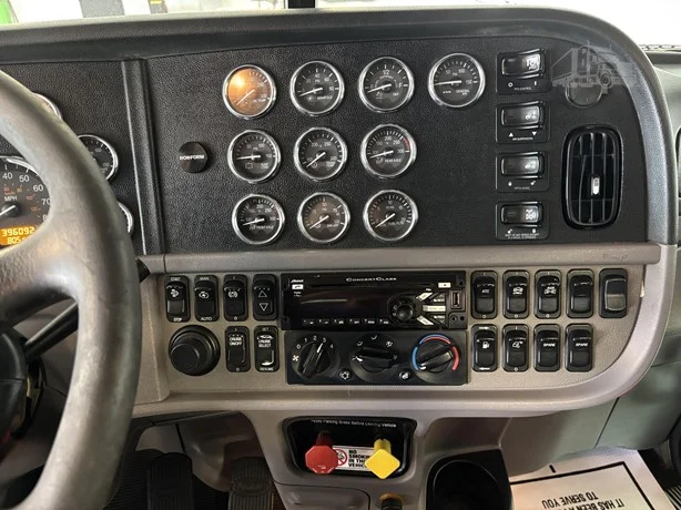 2019 Peterbilt 389 in Hartford, SD — photo 15
