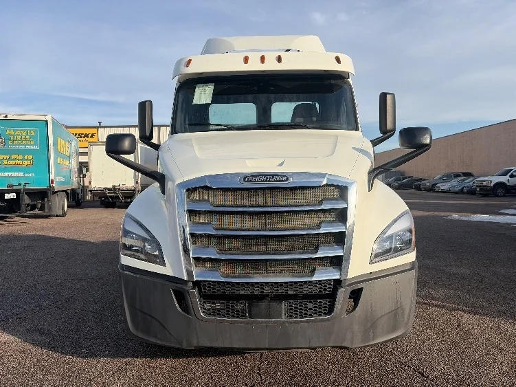 2018 Freightliner Cascadia in Dallas, TX — photo 2