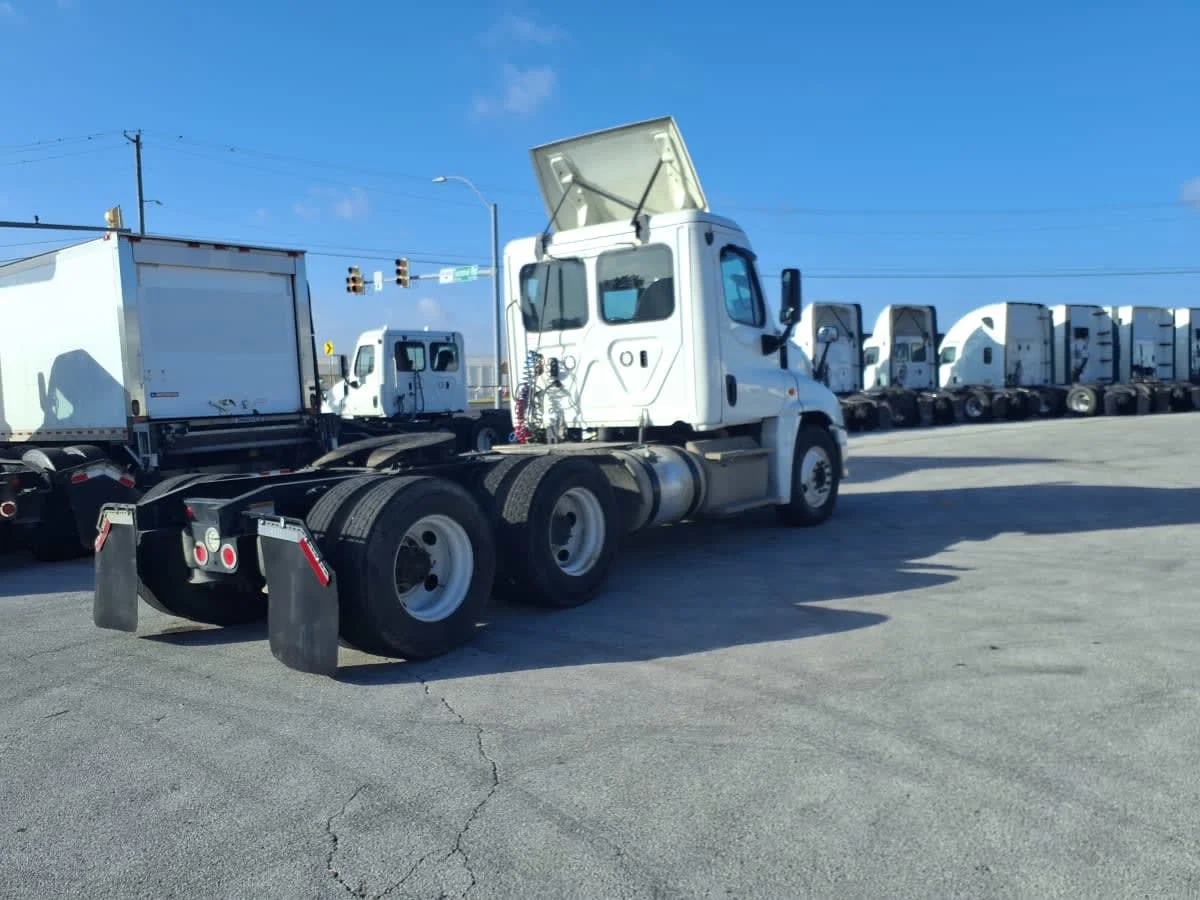 2019 Freightliner Cascadia in Fort Worth, TX — photo 4